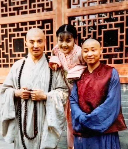 原创小桃红扮演者发布与三德子重逢画面勾起回忆