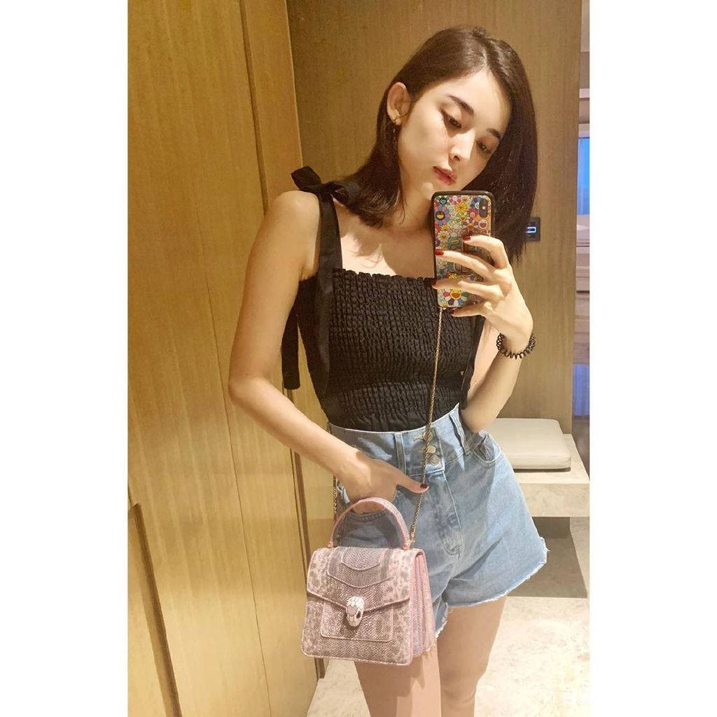 黑色|古力娜扎真会穿,吊带连衣裙凸显大长腿,皮肤白皙惹人羡