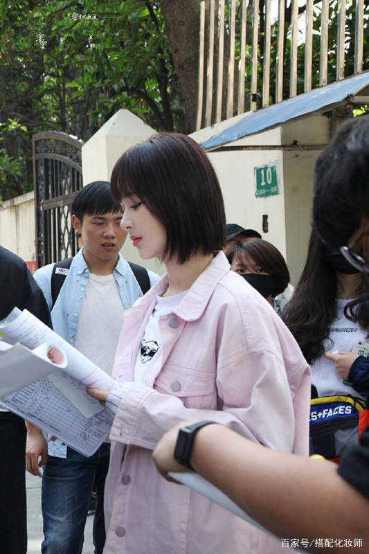 杨紫来|杨紫来机场，防晒做得很到位，一条牛仔裙搭凉鞋休闲好看！