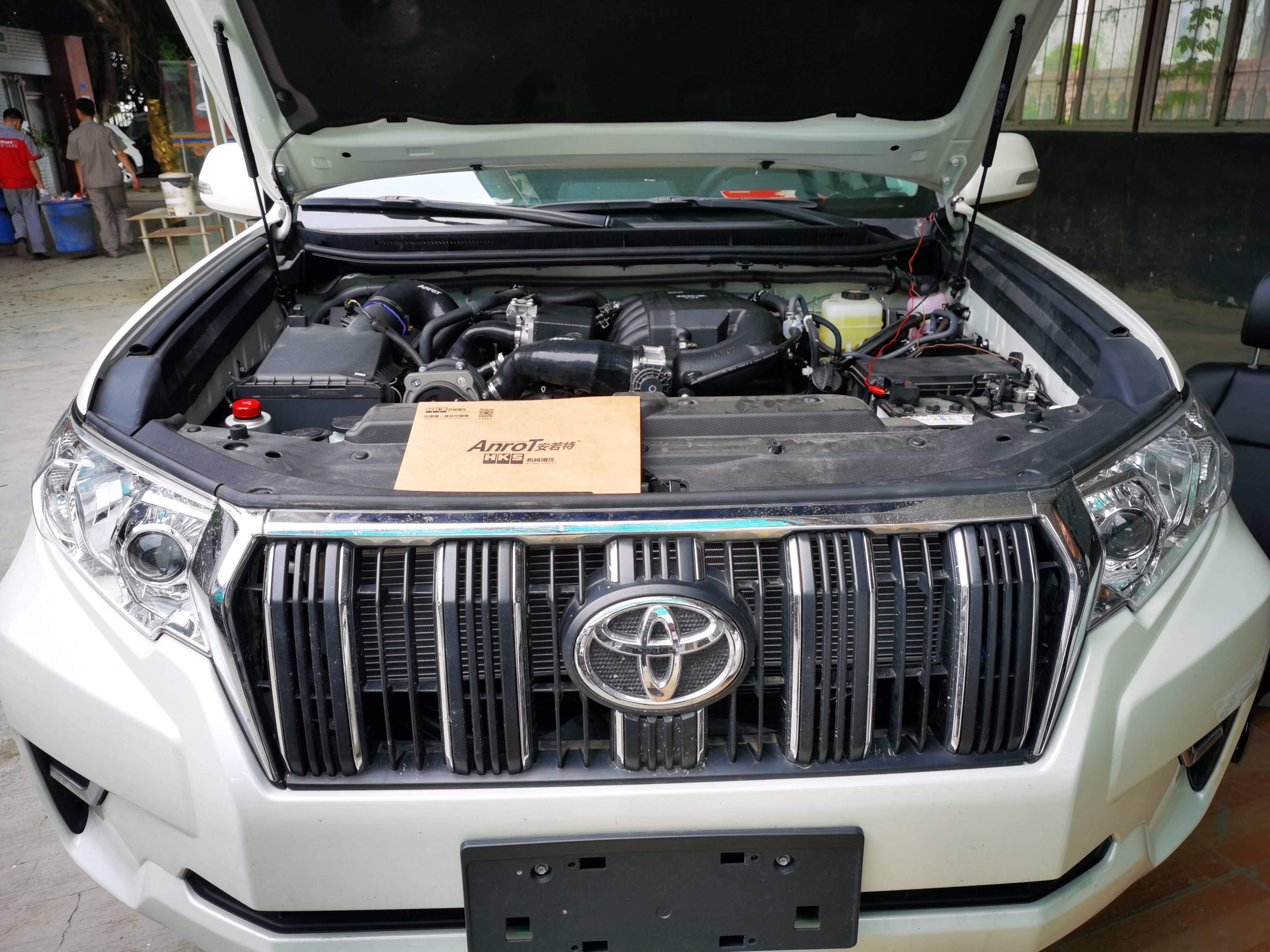 昔日威猛英姿丰田普拉多3500改装机械增压霸道硬派的越野风