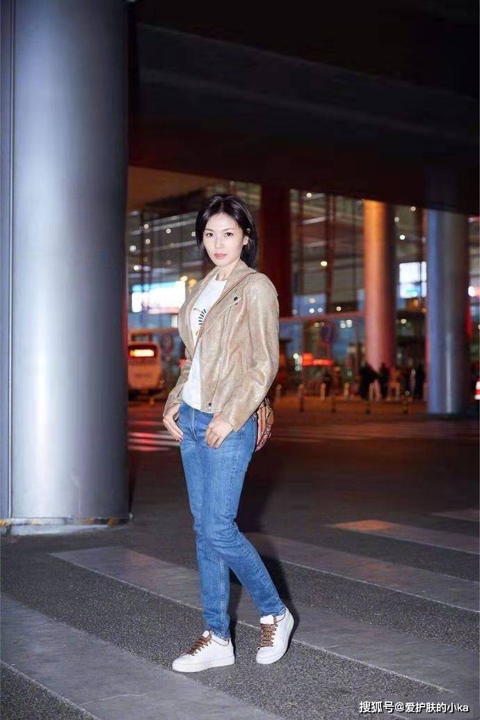 短裙|刘涛真是“皮衣女神”，不同的皮衣件件洋气，穿起来帅气又优雅