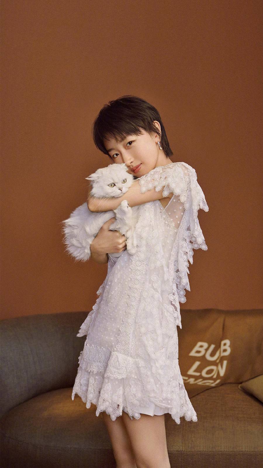 原版|真佩服周冬雨，穿1万8的白裙比原版超模还可爱，怀抱猫咪更甜了