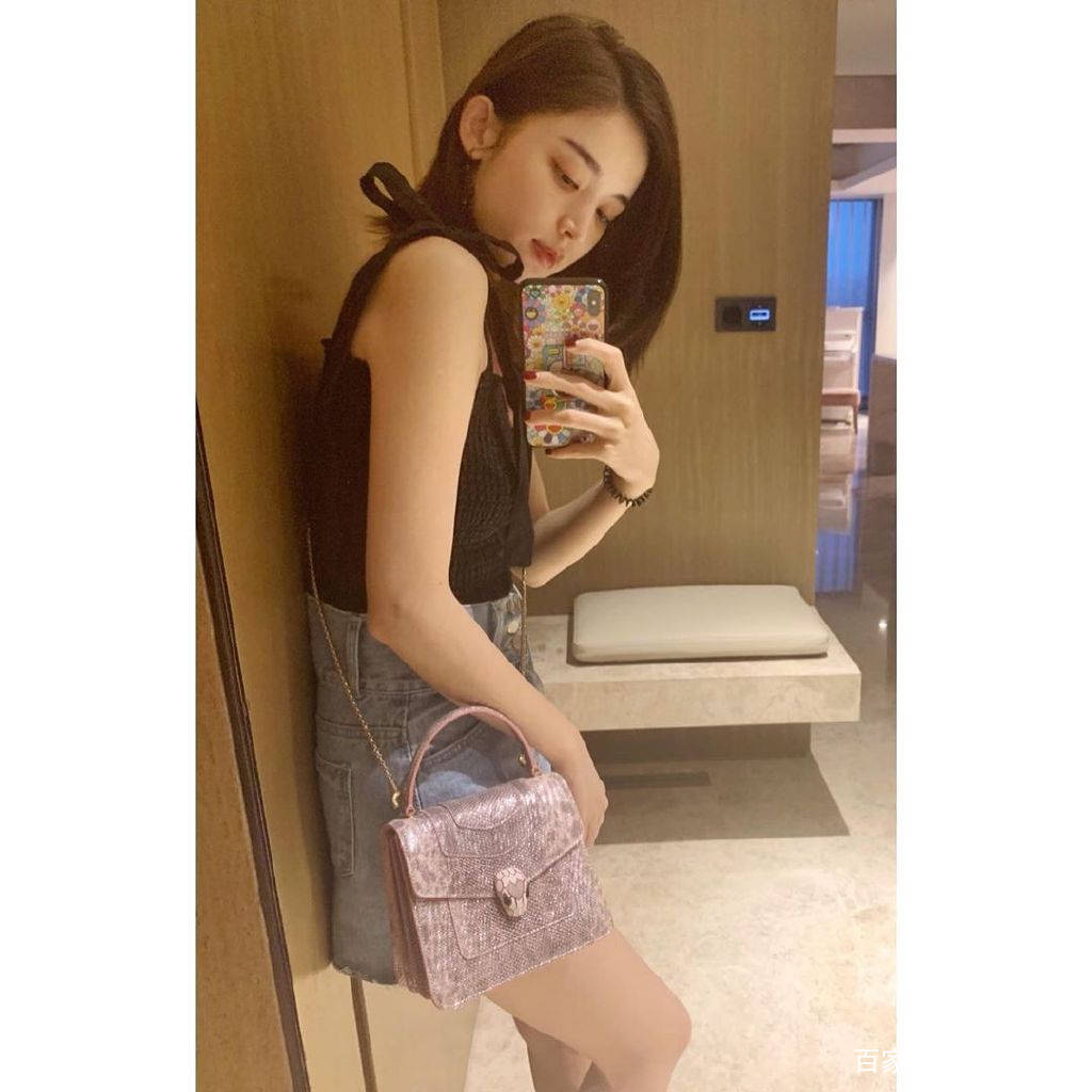 黑色|古力娜扎真会穿,吊带连衣裙凸显大长腿,皮肤白皙惹人羡