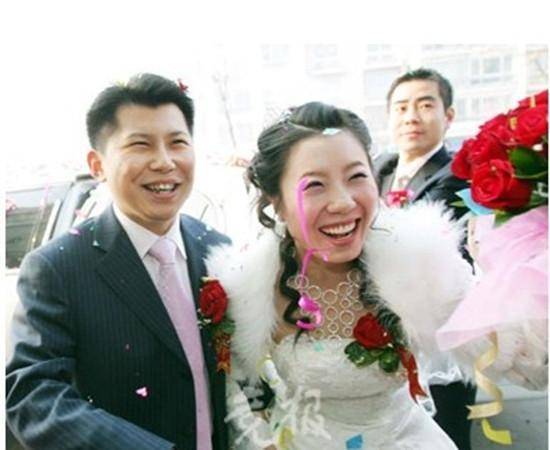 妻子叫梁小娟,两个人是通过网络相识的,女方是学幼师的,职业让何云伟