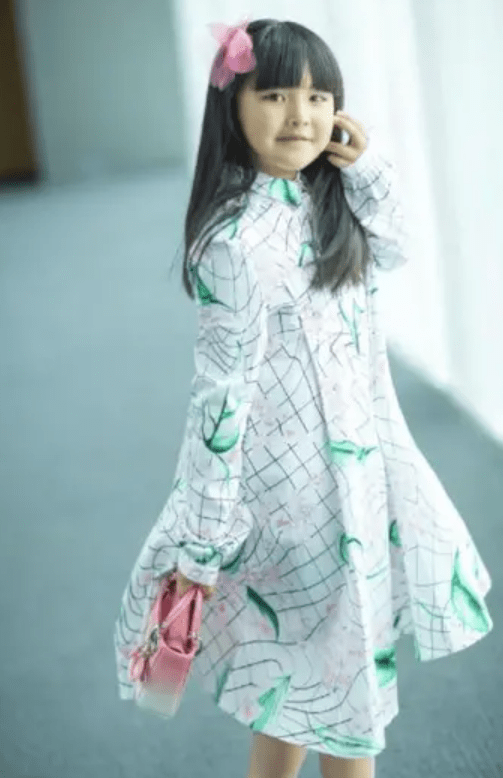 设计|李湘女儿穿公主裙拍广告，珠圆玉润很结实，一看就是富养出来的