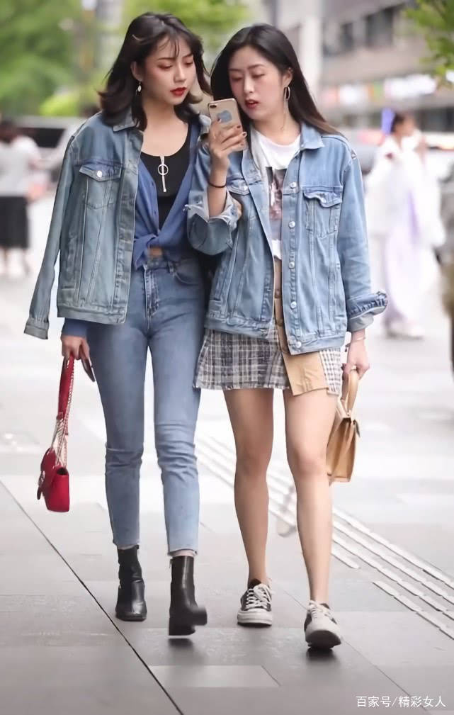 帆布鞋|姐妹俩都穿牛仔外套：“左女神，右淑女”，不料穿格纹裙的输了