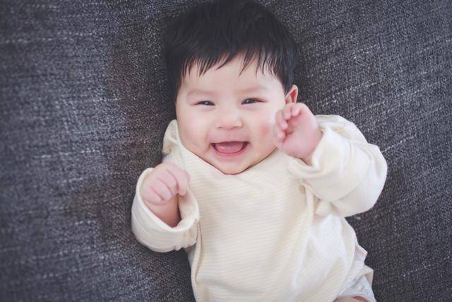 防护|心痛！高温下幼儿园老师将小孩锁无防护阳台外！邻居隔空大喊怒问