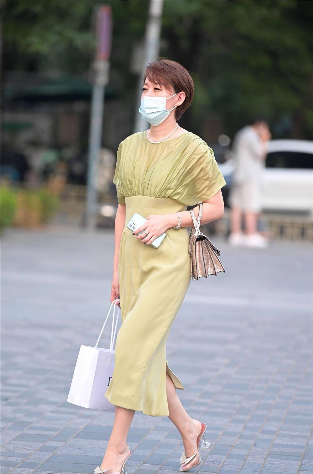 高跟鞋|时尚美女喜欢选择尖头细跟鞋逛街，增高显瘦，还衬托女人味