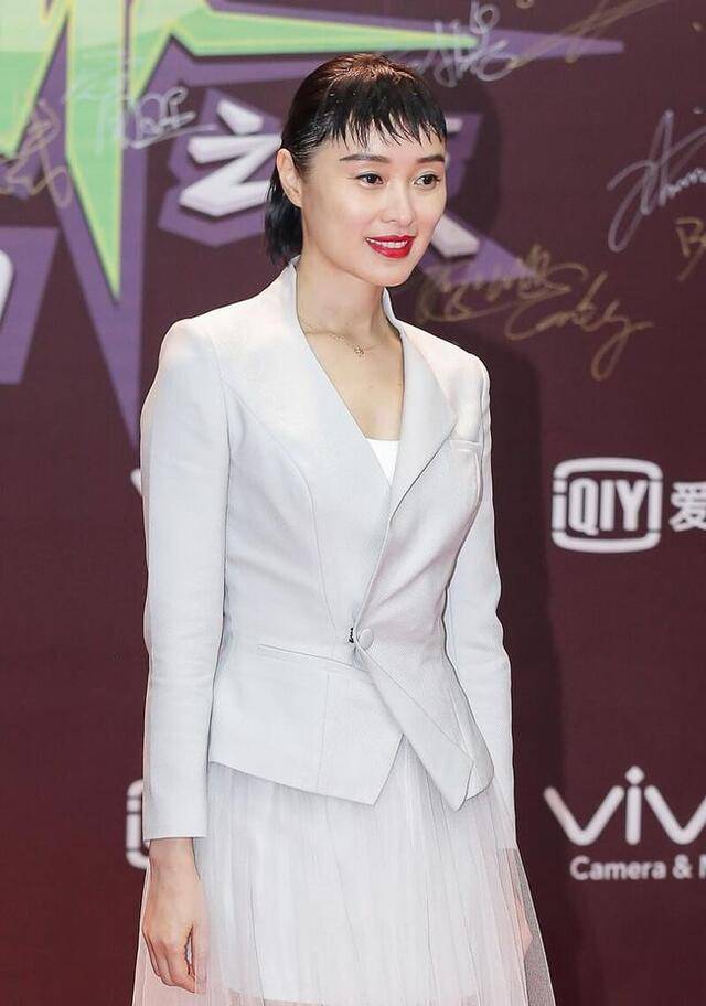 脸部|吴越得罪发型师？“狗狗啃刘海”暴露大饼脸，满屏都是油腻感