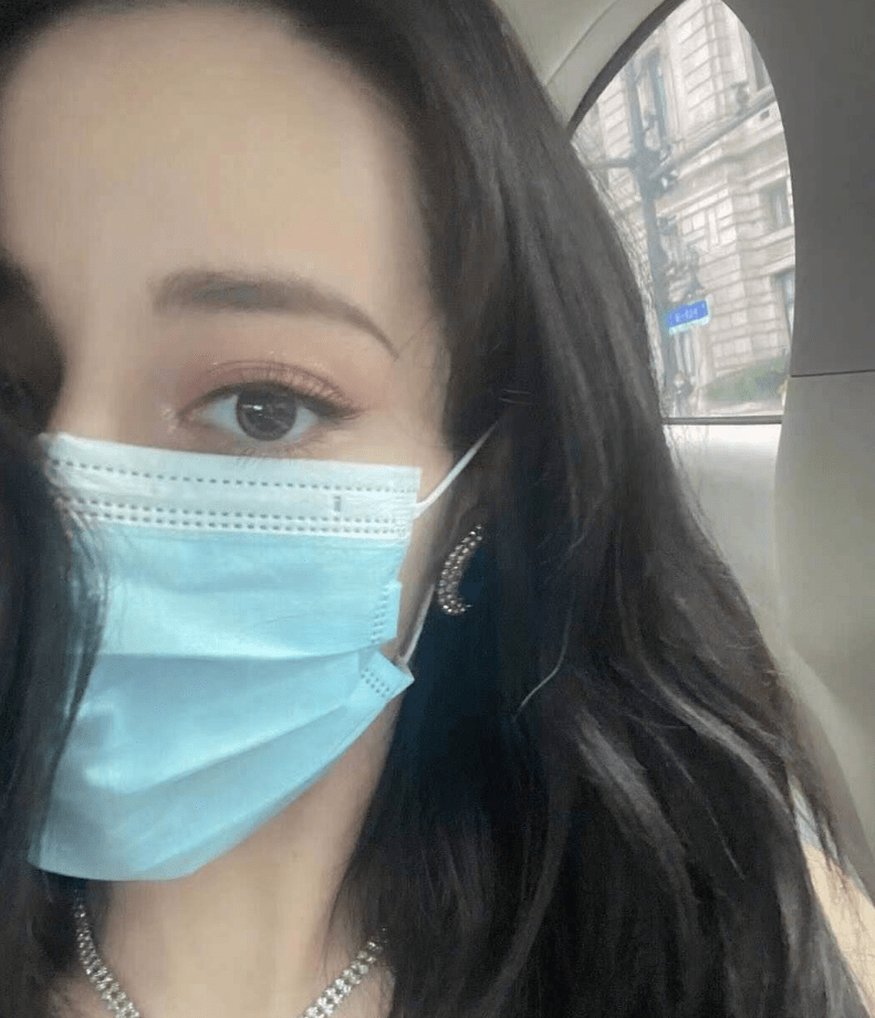 热巴活动前晒口罩怼脸自拍,半边脸都在散发魅力,现场生图更美艳