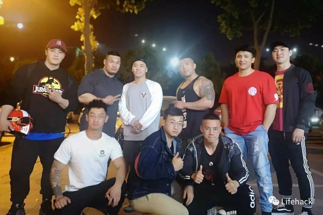 健美|39岁男警察身材照被曝光：撸铁15年成肌肉巨无霸，罪犯都不敢惹他