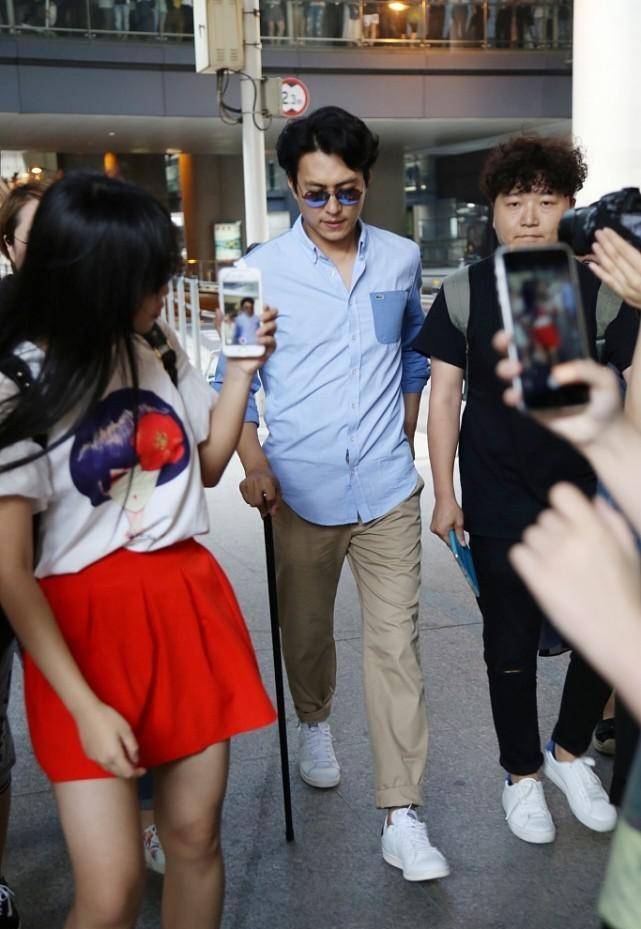 设计|靳东身材发福脸大抢镜，粉色衬衫配白T恤，44岁也扮小鲜肉