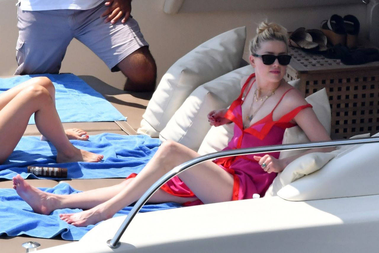 感觉|艾梅柏·希尔德穿粉红色裙子太抢眼，浪漫风格真惊艳