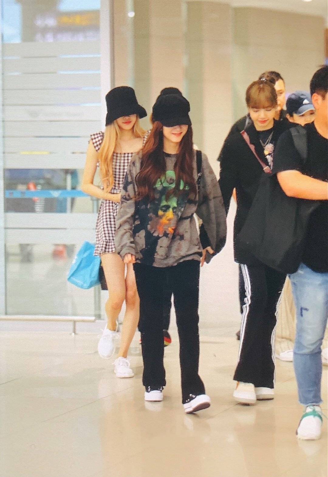 审美|blackpink最新机场秀，智妮秀蛮腰Lisa扎丸子头，彩英格纹裙抢镜