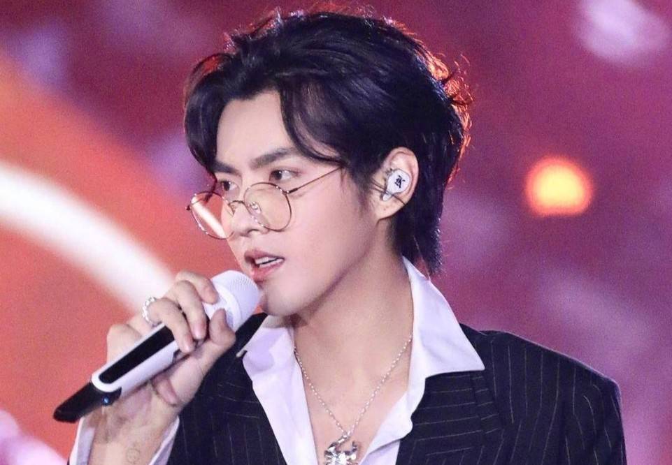 易烊千玺唱歌跨年 4aa8c65f7a6843ef9e72e8d10956e136.jpeg