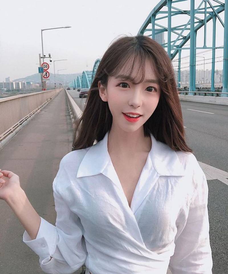 奶茶|小姐姐外表神似奶茶妹妹，修长美腿让人羡慕，网友：是初恋的味道