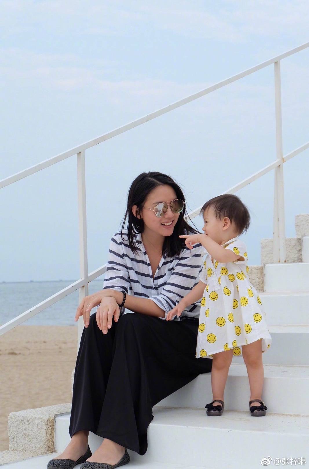 设计|“世界小姐”张梓琳穿斜肩不规则裙美的大气,网友:焦点依旧在腿