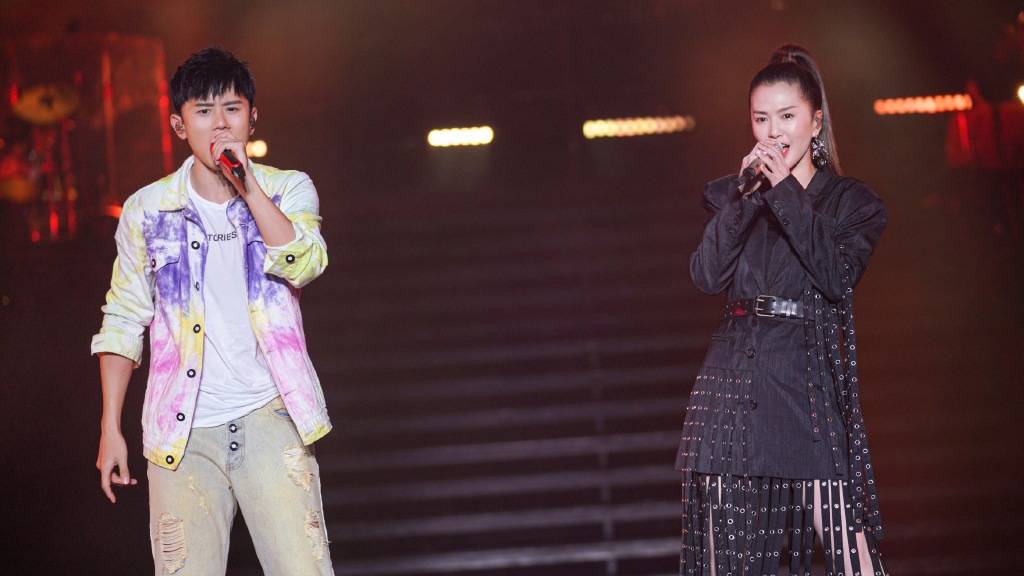 黑色|谭维维张杰同台实力飙歌，高马尾红唇妆，展现时尚率性魅力