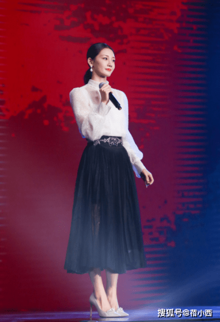 苗苗|郑恺老婆苗苗又美出圈了，穿粉色亮片裙现“饱满身材”，气质惊艳