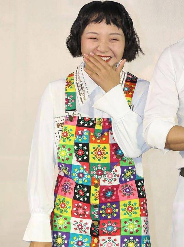 吊带|辣目洋子穿花哨裙子亮相,虽然长相普通,但脸蛋肉感十足很抢镜