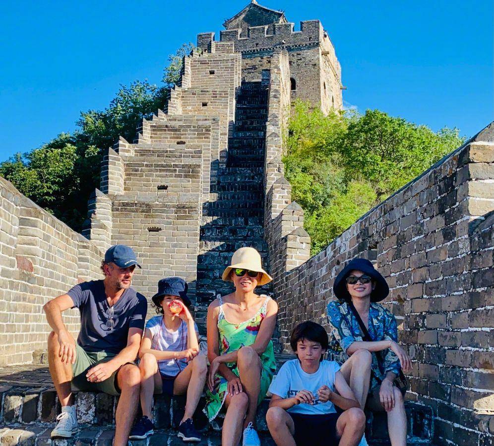 运动感|超模吕燕全家游长城，法国老公和混血儿子超帅，40岁身材依旧抢眼