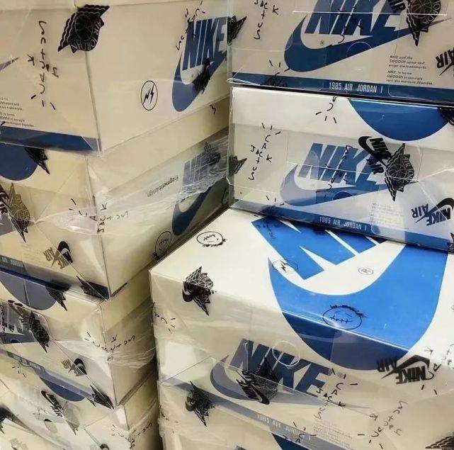 "|都别睡?老婆Kylie突然上脚AJ1"闪电倒勾",随时突袭发售!抢到即赚到?