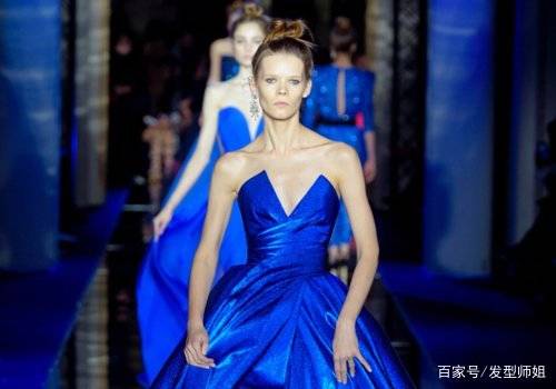发型|女明星都被蓝色高定长裙吸粉了 hold住发型一定霸气侧漏