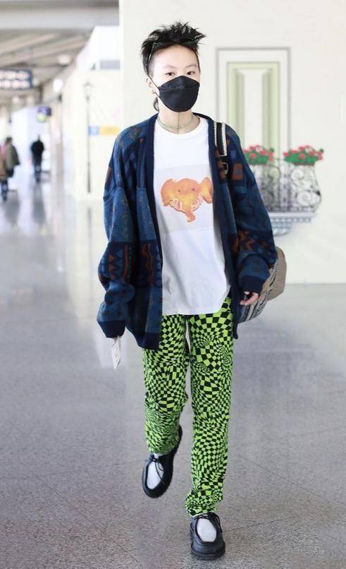 个性|窦靖童真做自己，走红毯不穿礼服却穿一身休闲装，潇洒气质太像妈