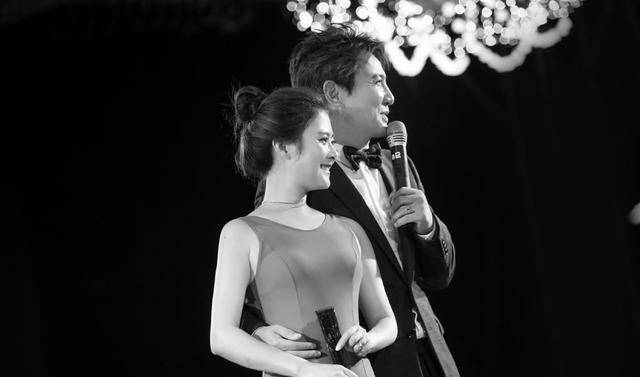 原配|沈腾原配老婆是美女,多肉身材穿热情红裙,露背设计一转身好养眼