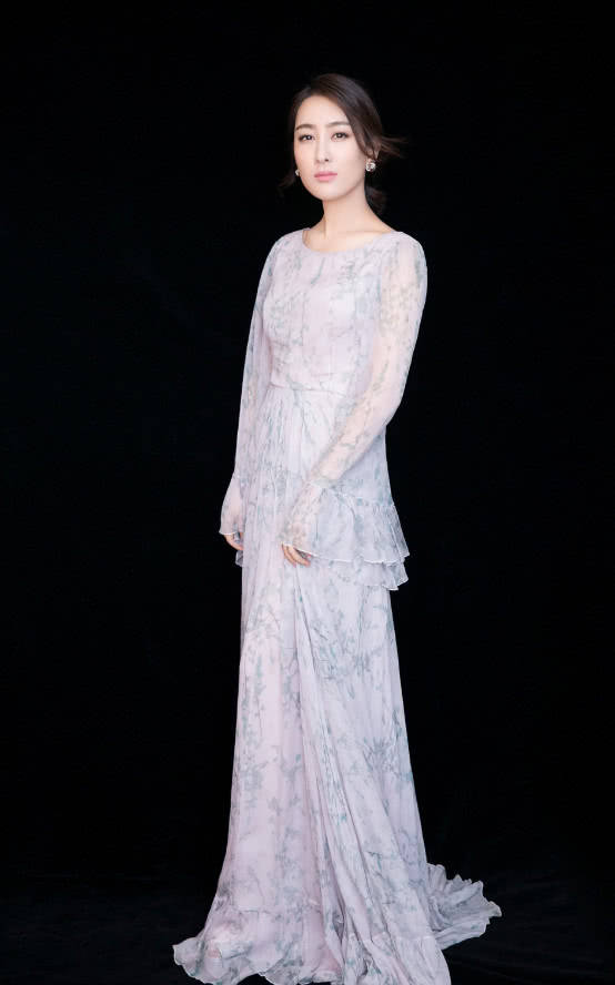 个性|马苏太节俭了，裙子中间开了条缝竟补好继续穿，意外地有个性！