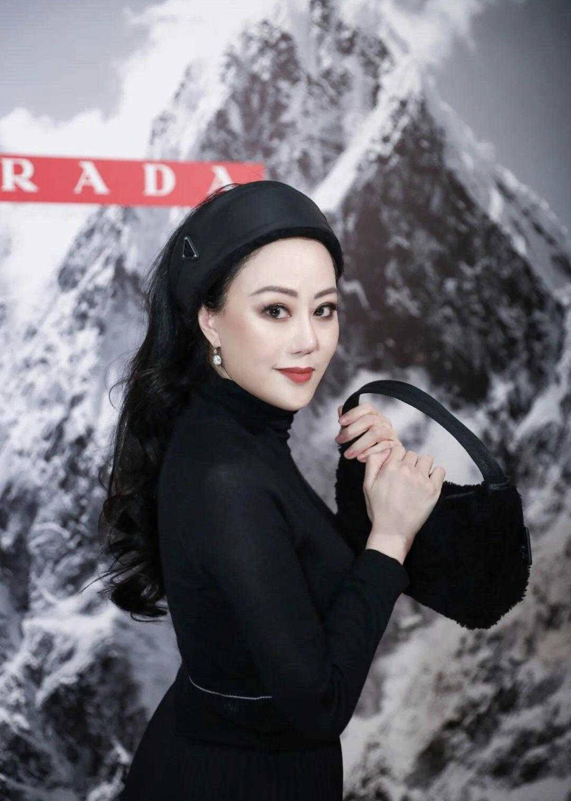 章小蕙|章小蕙气质全开，身穿一袭白色薄纱套装凹凸有致，曲线感满分