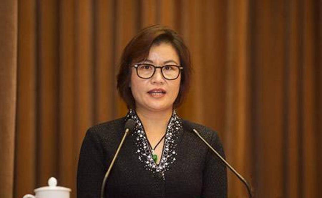客户破产没钱还,把工厂机器抵给她,没想到她因此赚到千亿财富_周群飞