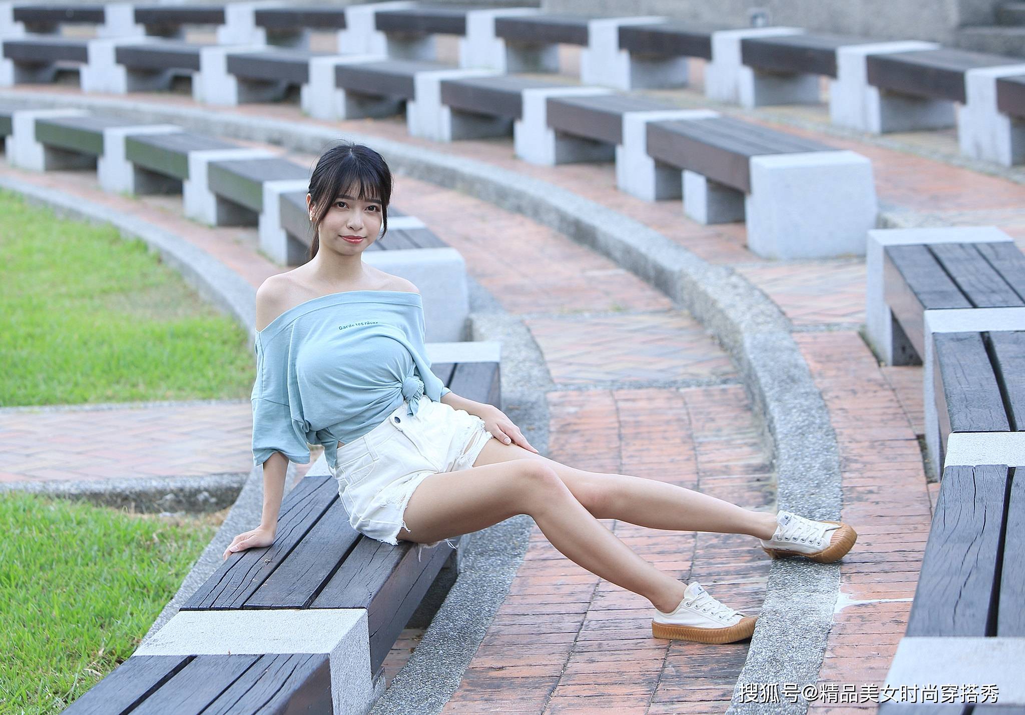 短裤|“小清新”的蓝色很显白皙肌肤，搭配白色短裤，轻松穿出大长腿