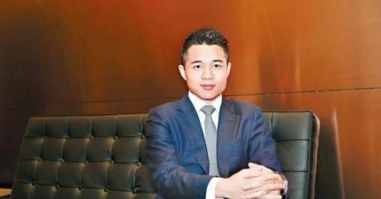 梁安琪太聪明,让4个子女帮何超琼庆祝生日,换来儿子的董事位置_何洪深