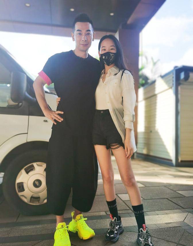 季节|赵文卓女儿离家半年大变样，13岁穿短裤超170，发育成熟似妈翻版