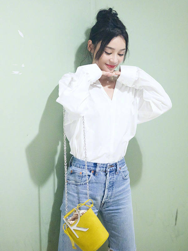 身材|袁姗姗挑战新造型，银色流光裙酷帅不失女人味，搭细高跟长腿抢镜