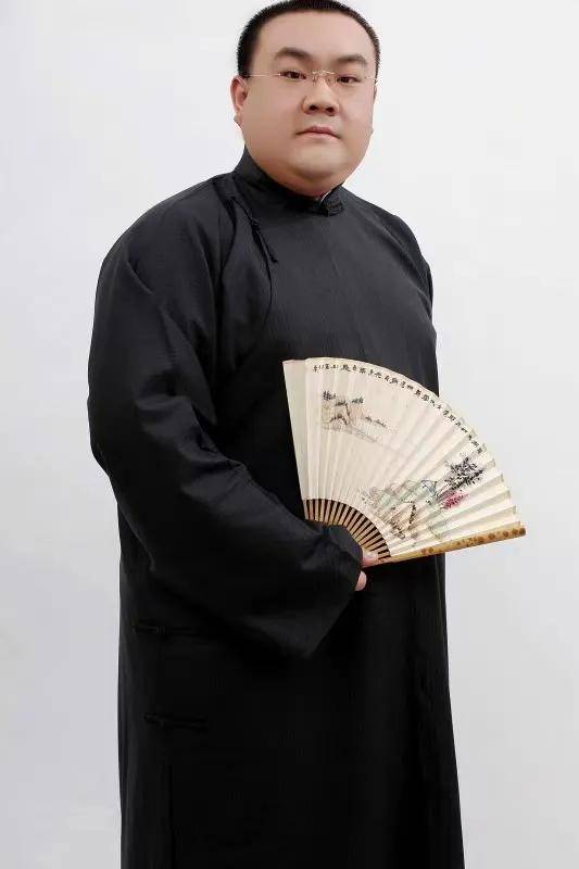 2015年又列入刘立福先生门下研习陈派评书2009年拜在金派梅花大鼓传人