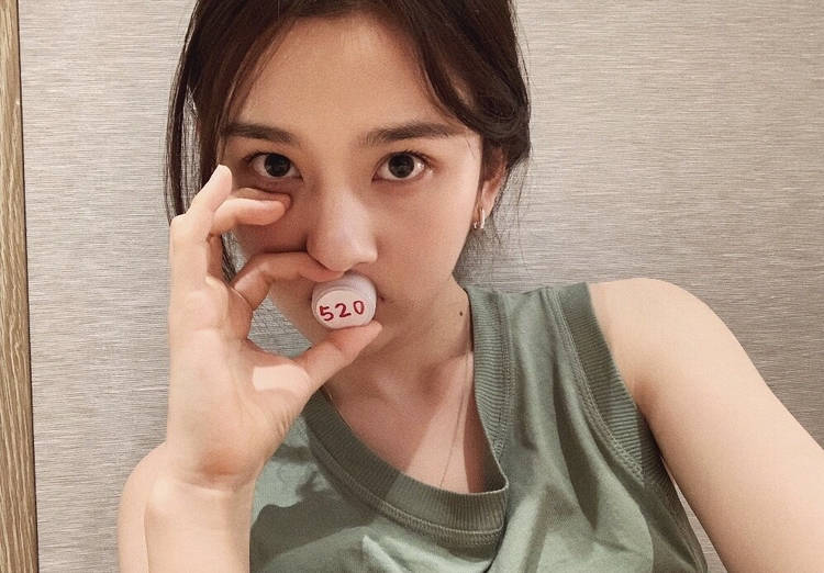 色调|宋祖儿出席时尚活动,黑色包臀短裙配白T,显露长腿好身材