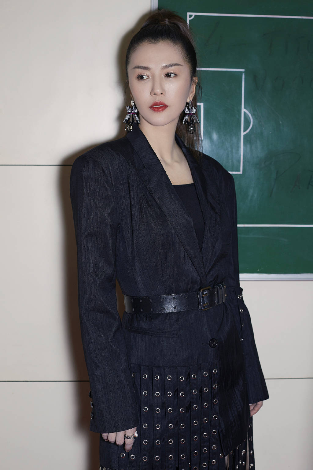 黑色|谭维维张杰同台实力飙歌，高马尾红唇妆，展现时尚率性魅力