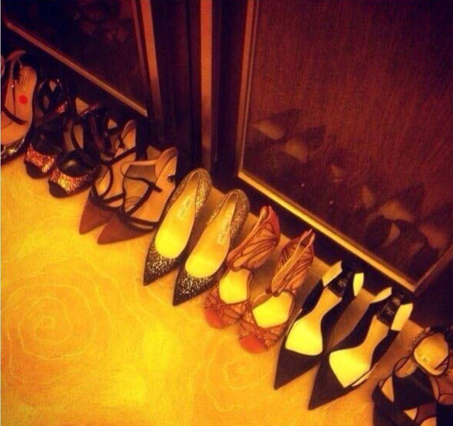 原创秦海璐晒出自己的豪宅玄关地上放着一排高跟鞋王新军太宠她了