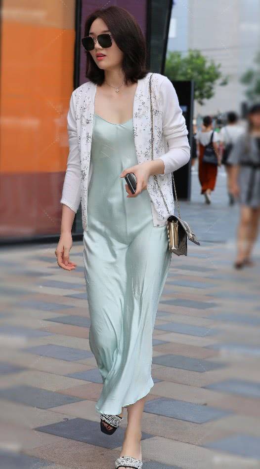 水果|5月很流行的“奶油绿”缎面裙,高级有质感,保你顺滑整个夏天!