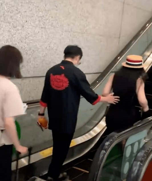 内衣|邹市明夫妇现身！冉莹颖穿搭清凉露出内衣肩带，身材比卡戴珊还辣