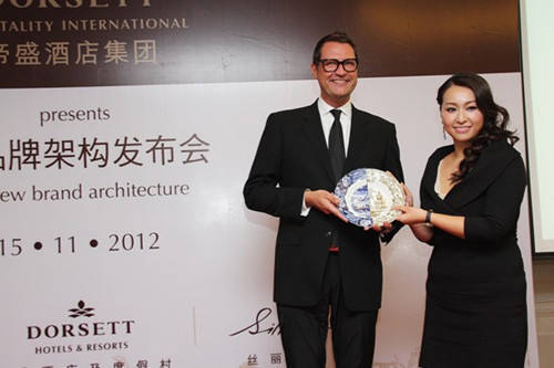 值得一提的是,邱咏筠的妹妹邱咏贤已经结婚了,而且是嫁给了内地富豪