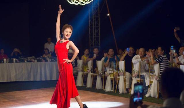 原配|沈腾原配老婆是美女,多肉身材穿热情红裙,露背设计一转身好养眼