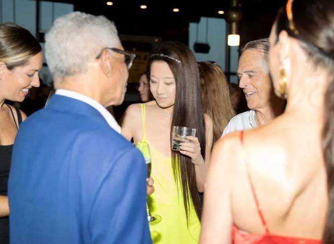 整体|身价40亿的女富豪王薇薇,穿荧光裙庆72岁生日,光看身材确实不错