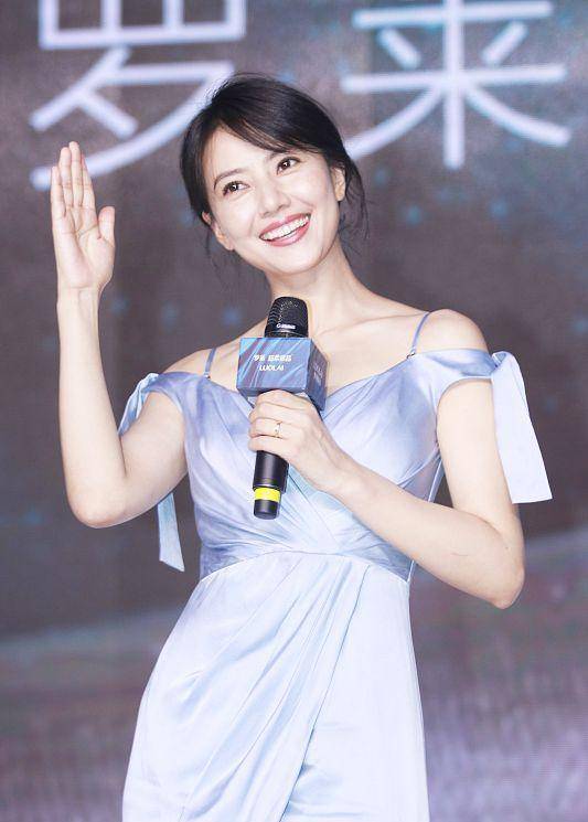 设计|高圆圆太会穿了,一字肩裙显气质,一点儿不像快40岁的人