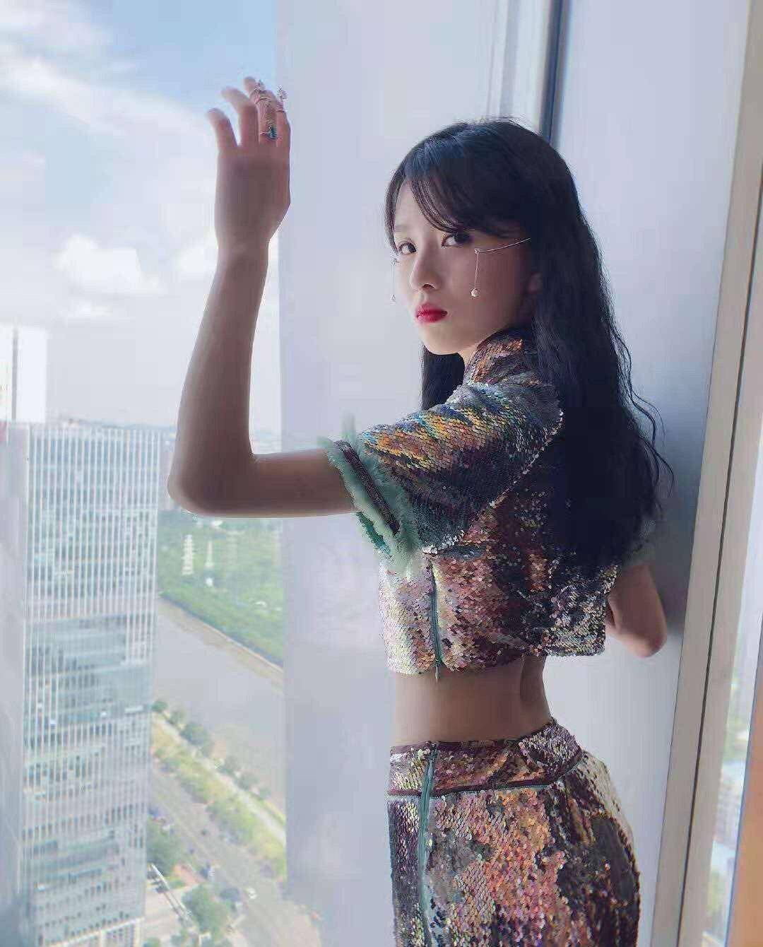 一诺|洪一诺造型百变，白色长裙娇俏纯真似公主，摇滚皮衣slay全场