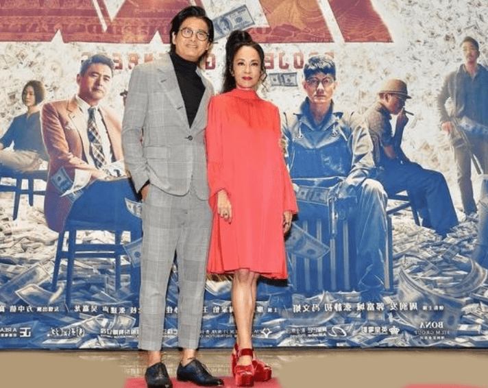 新潮|周润发妻子扮嫩真有一套,高马尾配小红裙,62岁打扮新潮不输00后