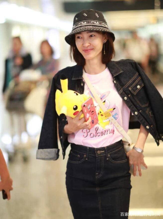 形象|“素颜女神”王丽坤太少女，粉色T恤配牛仔短裙，时髦又减龄