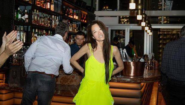 整体|身价40亿的女富豪王薇薇,穿荧光裙庆72岁生日,光看身材确实不错